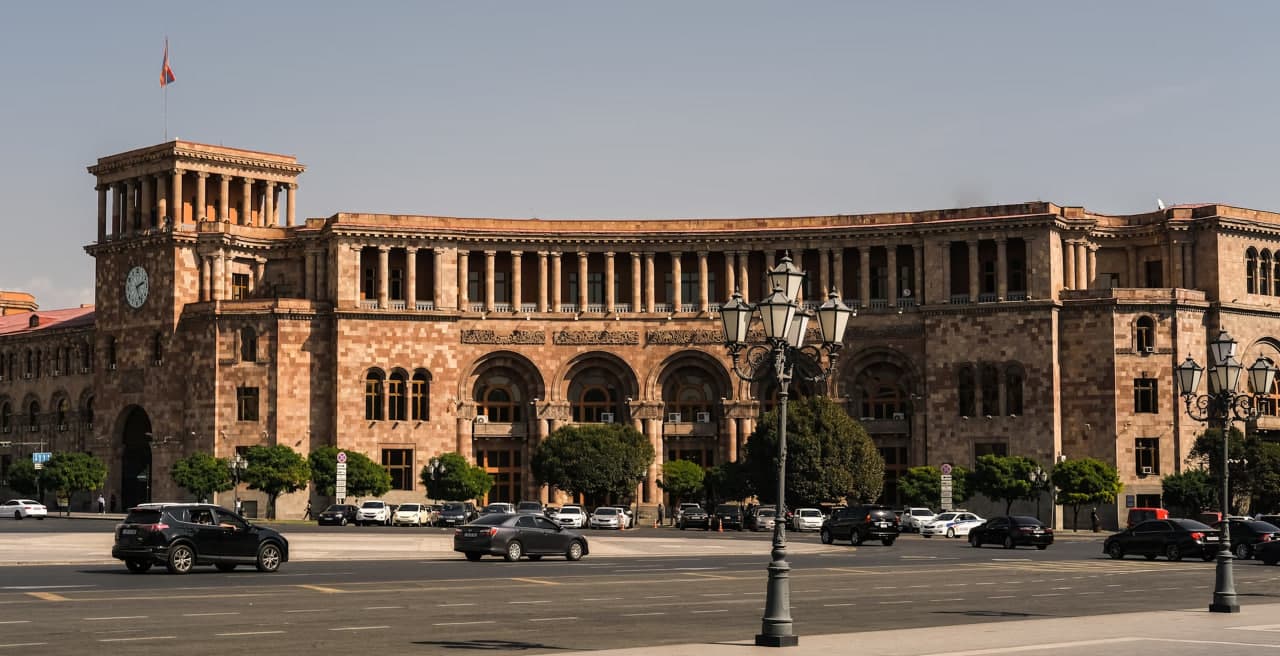 sights.republicSquare.title